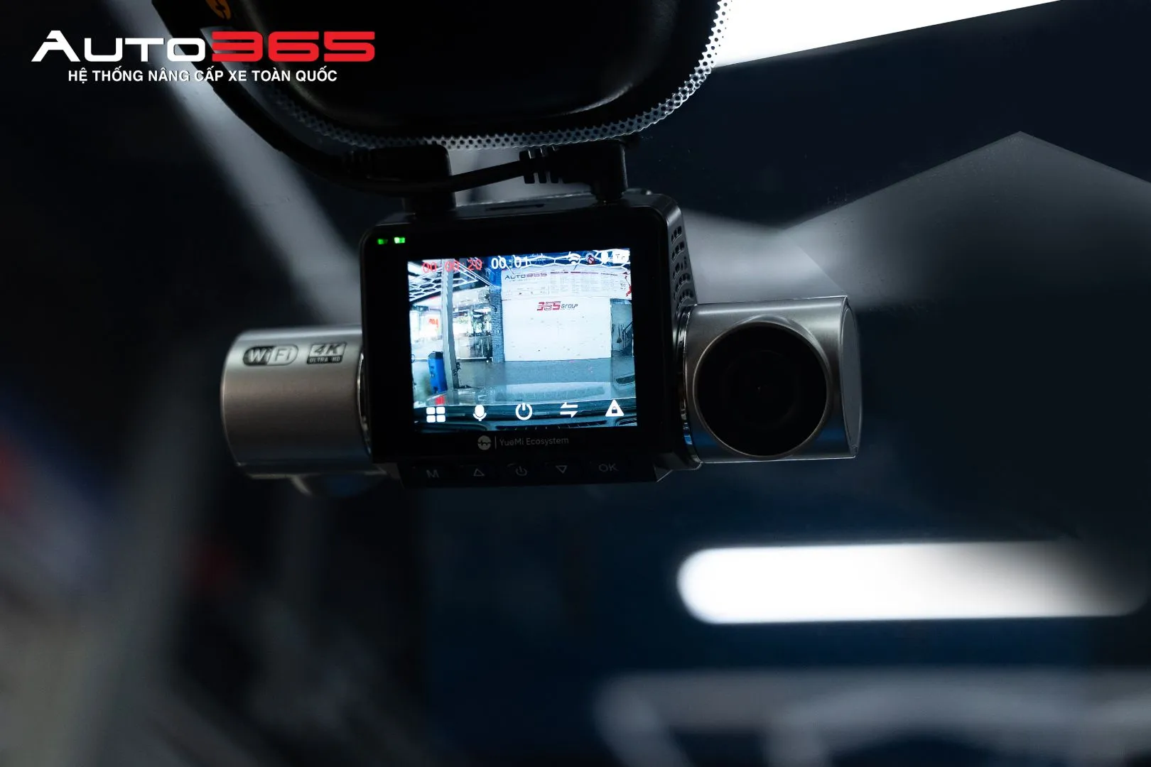 Cụm Yuemi Q5 tích hợp màn hình và camera cabin, đặt tại khu vực phía trên kính lái.