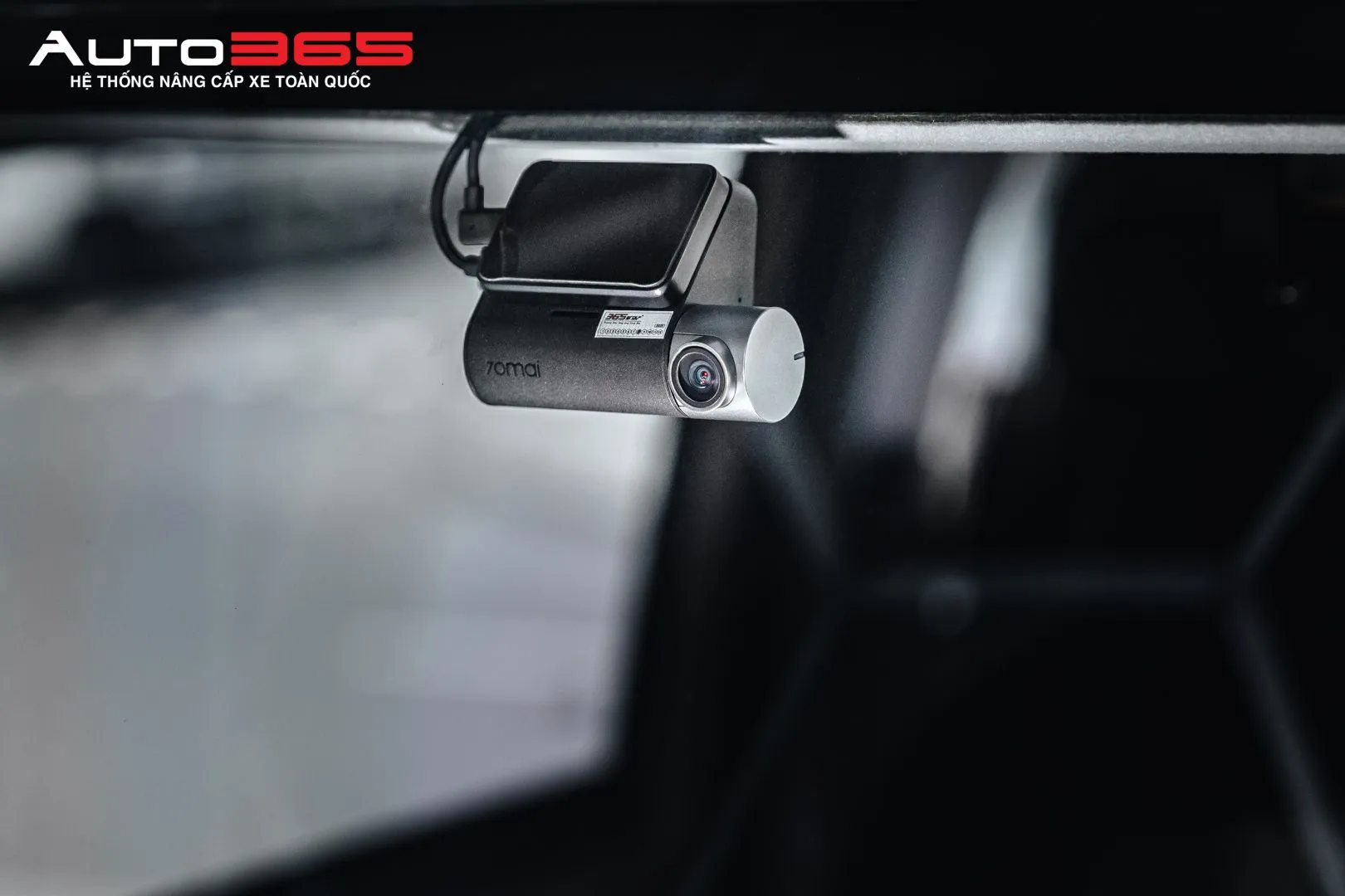 Camera trước A500S được bố trí ở khu vực phía trên kính lái.