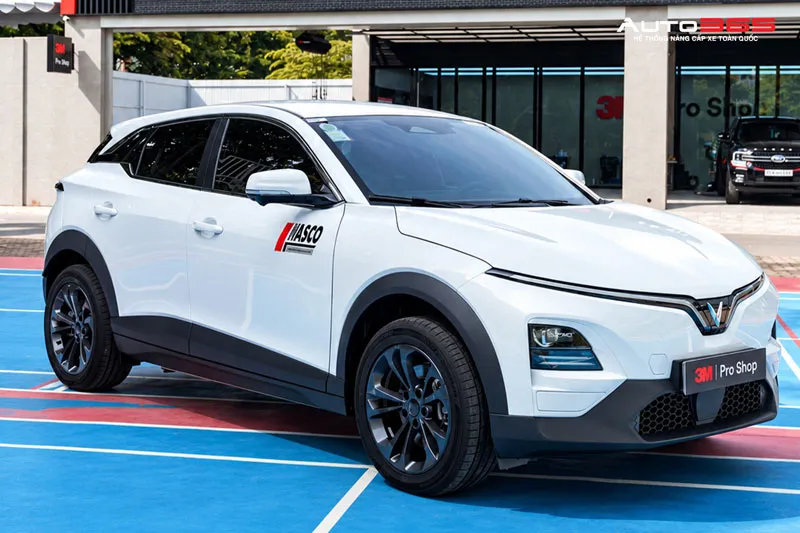 Xe VinFast VF6 màu trắng chụp góc nghiêng tại khu vực dịch vụ Auto365