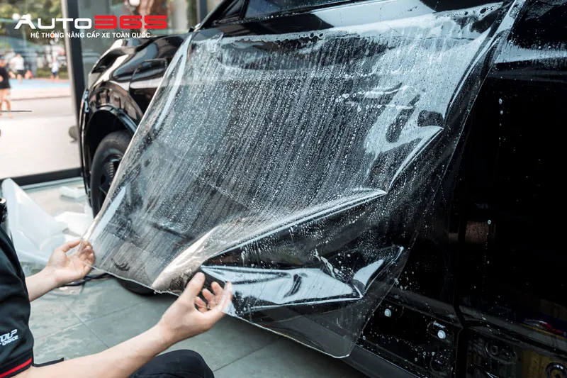 Kỹ thuật viên căn chỉnh khi dán PPF VinFast VF7