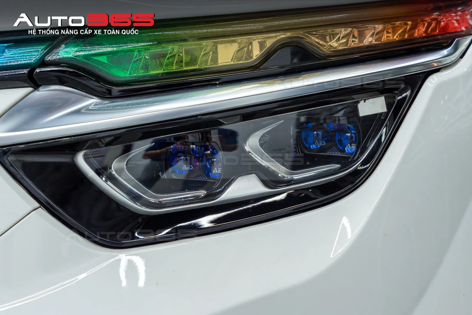 Cận cảnh cụm đèn phía trước sau khi hoàn thiện hạng mục bi LED SV Turbo S.