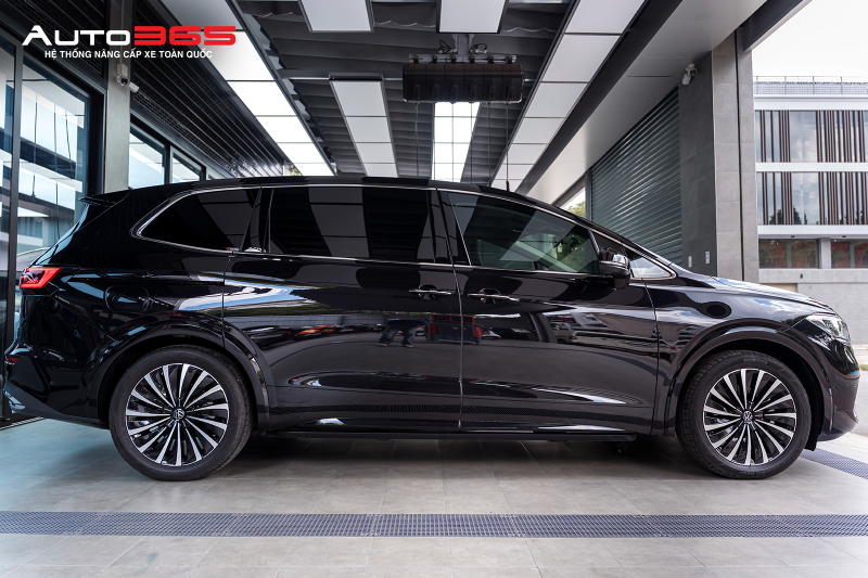 Volkswagen Viloran sau khi hoàn thiện lớp bảo vệ sơn, quan sát từ bên hông xe