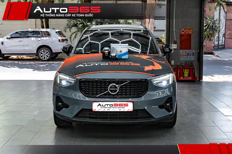 Volvo XC40 2025 Ultimate tại Auto365.vn trước khi lắp bi LED X-Light Quantum X V2