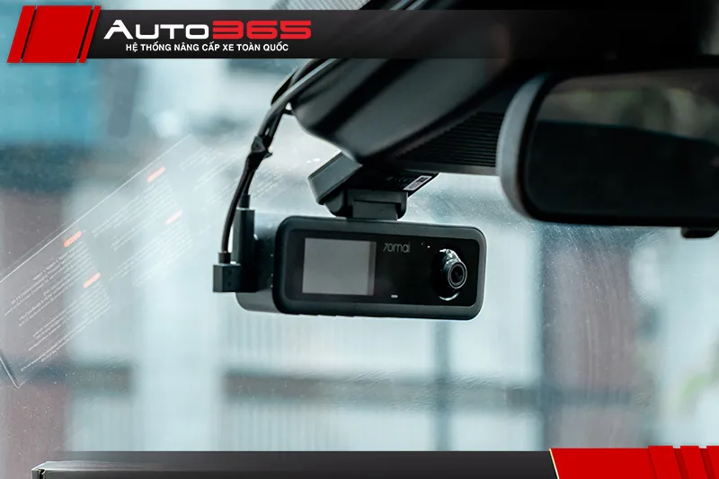 Camera hành trình có ống kính hướng vào khoang xe gia đình.