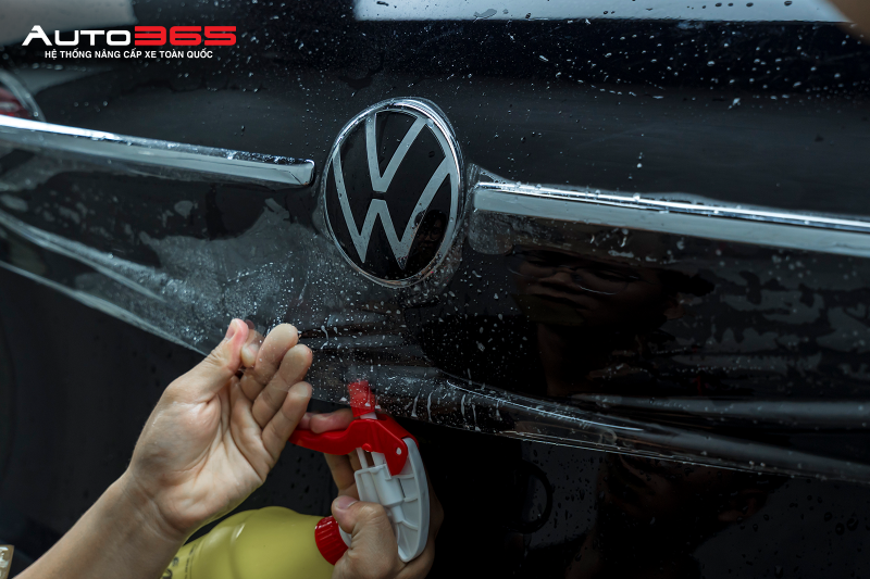 Xử lý lớp phim tại khu vực logo và nẹp trang trí trên Volkswagen Viloran