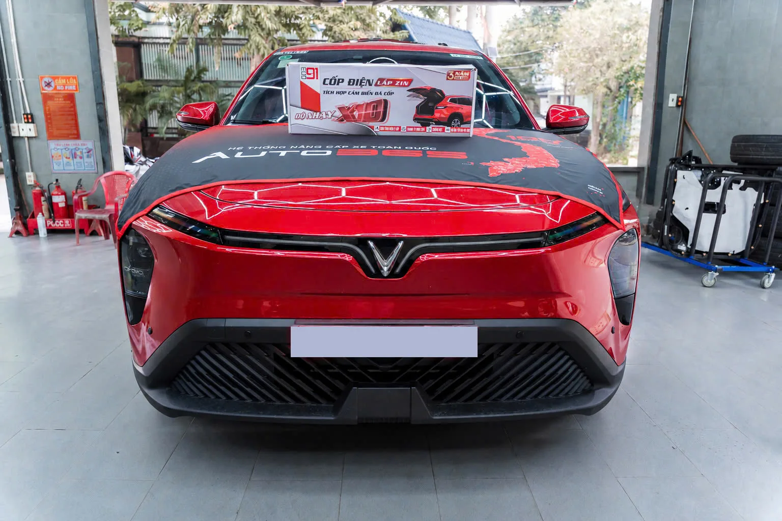 VinFast Limo Green màu đỏ tại xưởng Auto365 sau khi lắp cốp điện