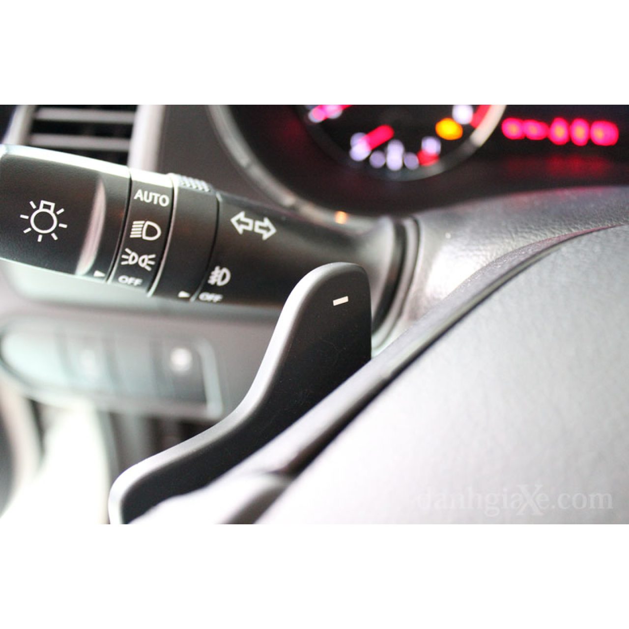 Lẫy chuyển số vô lăng xe hơi Toyota - Hình 1