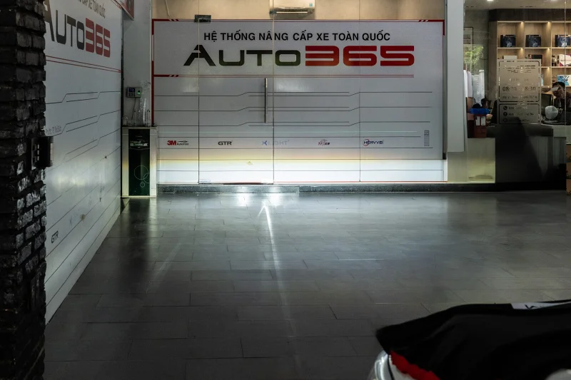 Kia Sedona Do Den Tro Sang Titan Moto M20 Ultra 8