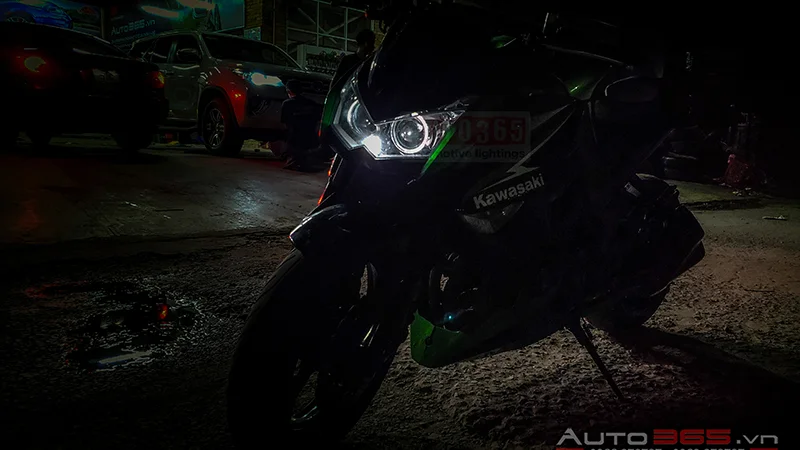Kawasaki Z1000 độ đèn bi xenon tăng sáng cho xe phá nát màn đêm