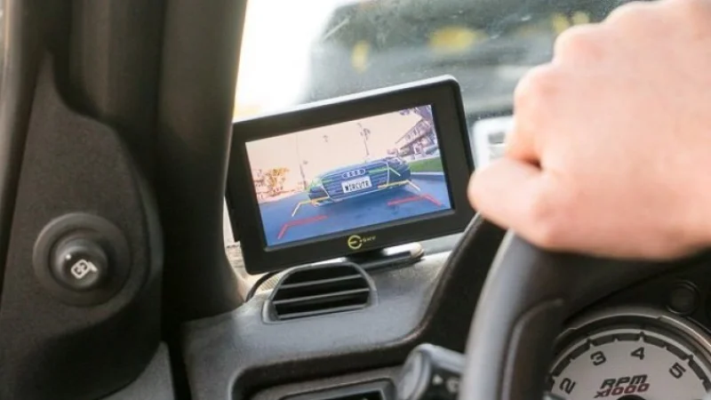 Ô TÔ KHÔNG LẮP SẴN CAMERA LÙI, TRANG BỊ THÊM LOẠI NÀO LÀ PHÙ HỢP?