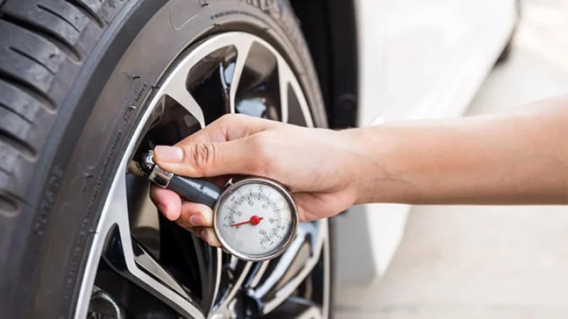 CÁCH KIỂM TRA ÁP SUẤT LỐP Ô TÔ MÀ KHÔNG DÙNG ĐỒNG HỒ ĐO