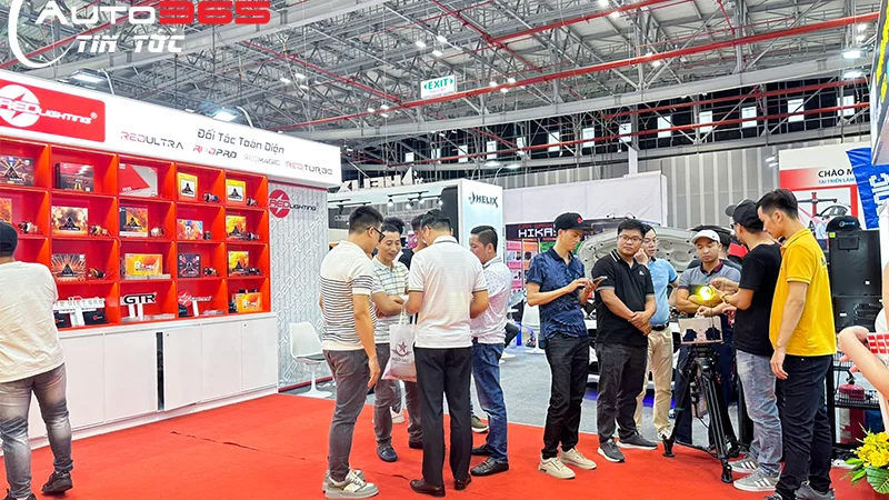 VỊ KHÁCH ĐẦU TIÊN TRÚNG “BI LED X-LIGHT V20 2023” TẠI VIETNAM MOTORSHOW 2022 CỦA GIAN HÀNG 365 GROUP