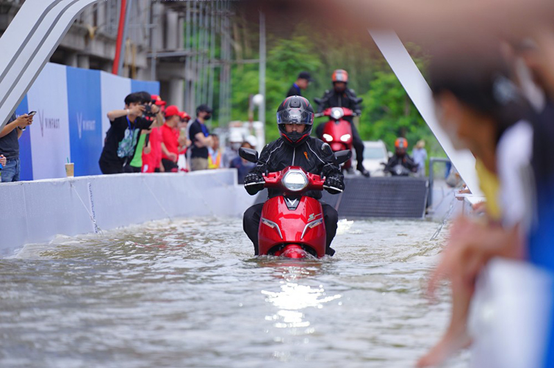 chạy xe dưới đoạn đường ngập nước