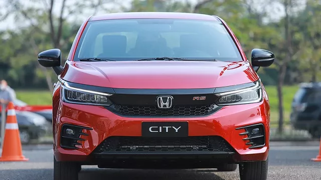 HÀNG LOẠT SEDAN BÌNH DÂN GIẢM GIÁ MẠNH TRONG THÁNG 3