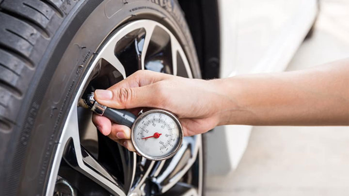 CÁCH KIỂM TRA ÁP SUẤT LỐP Ô TÔ MÀ KHÔNG DÙNG ĐỒNG HỒ ĐO
