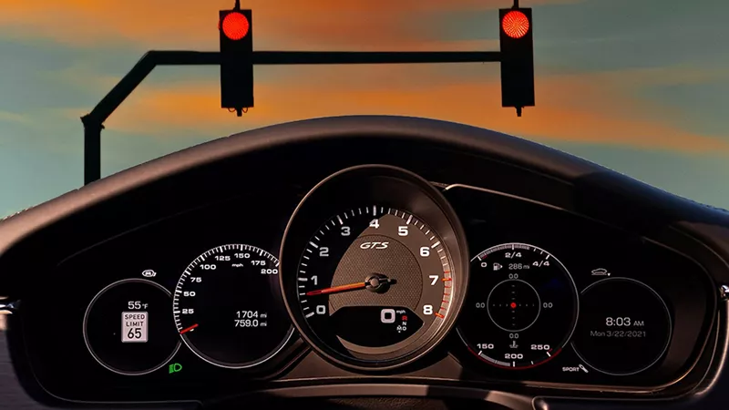PORSCHE RA MẮT CÔNG NGHỆ MỚI GIÚP HỖ TRỢ NGƯỜI LÁI KHÔNG VƯỢT ĐÈN ĐỎ