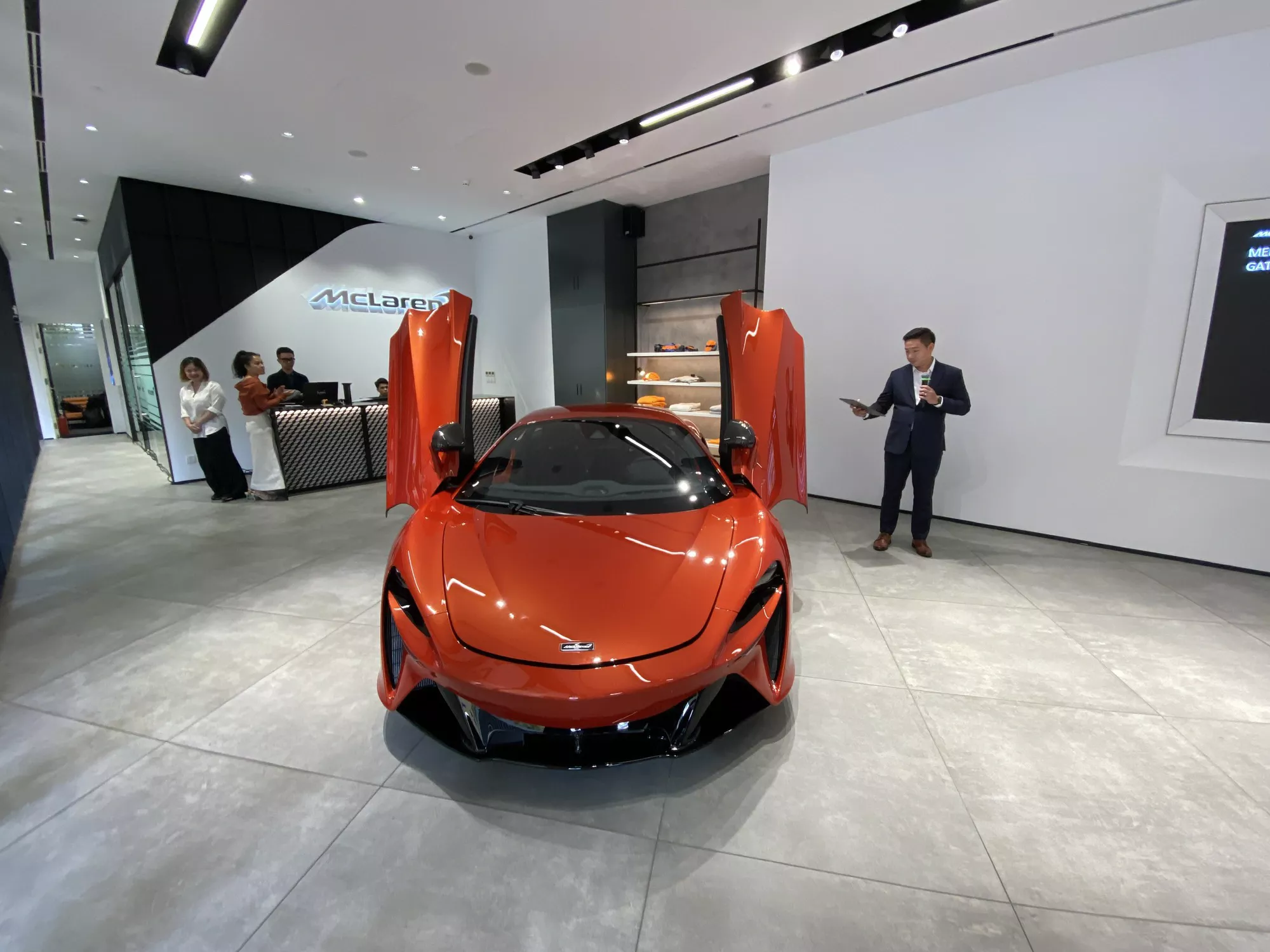 SIÊU XE HYBRID ĐẦU TIÊN CỦA MCLAREN CÓ MẶT TẠI VIỆT NAM, GIÁ TỚI 20 TỈ ĐỒNG