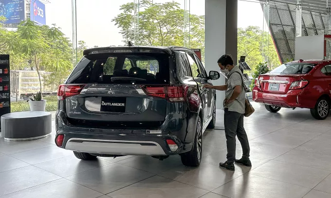 ĐẠI LÝ ÔTÔ CẮT BỚT KHUYẾN MÃI KHI TRƯỚC BẠ GIẢM 50%