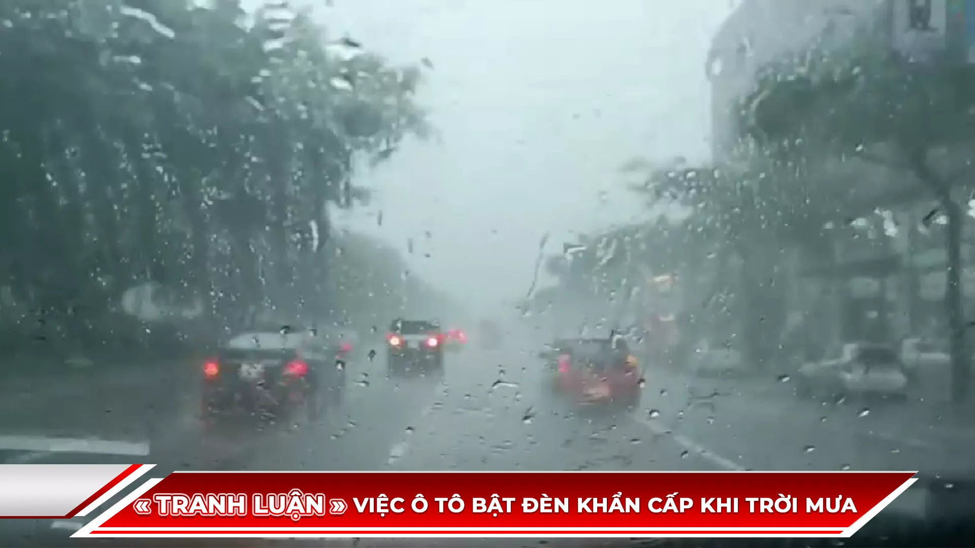TRANH LUẬN KHÔNG HỒI KẾT VỀ VIỆC Ô TÔ BẬT ĐÈN KHẨN CẤP KHI TRỜI MƯA