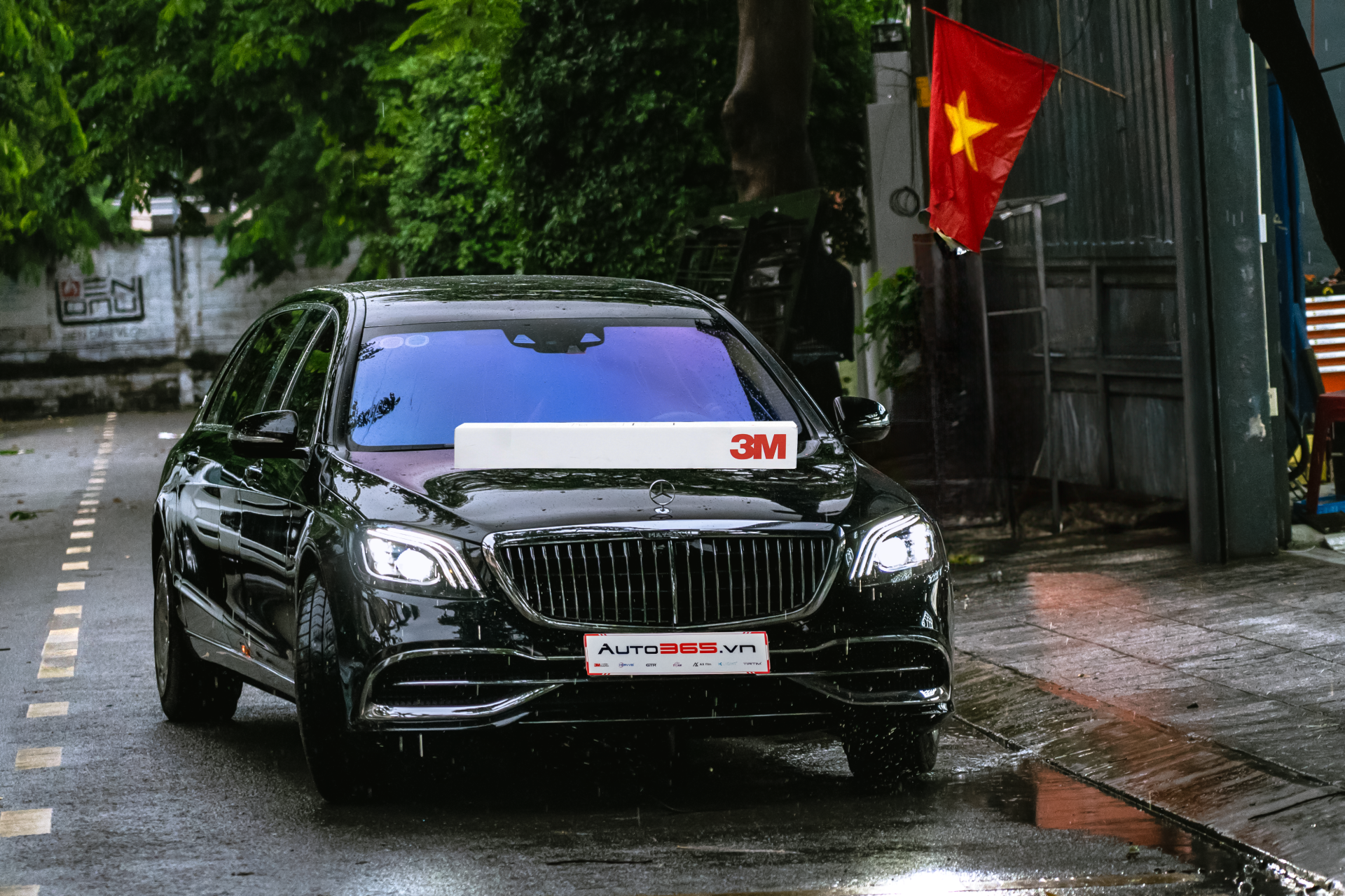 Thi công phim cách nhiệt cho kính sườn ô tô
