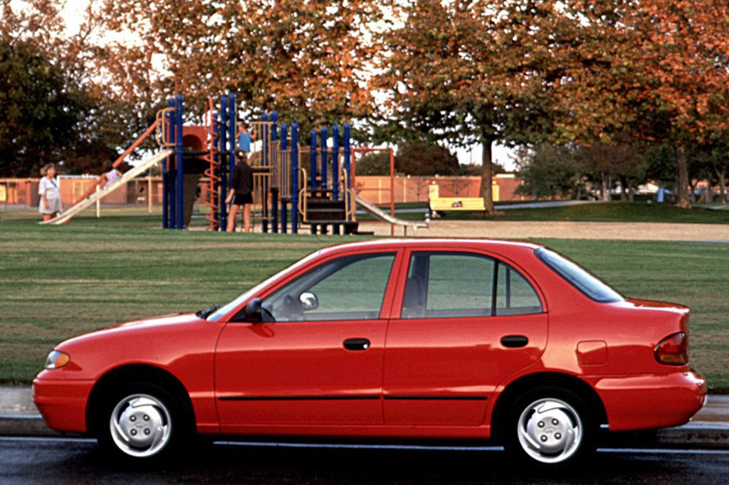 doi-xe-hyundai-accent-dau-tien.jpg