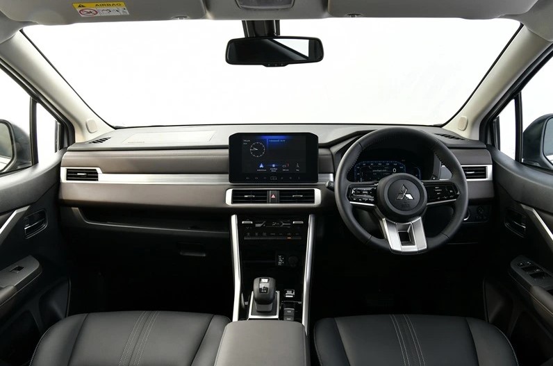 Mitssubishi Xpander Hybrid 2