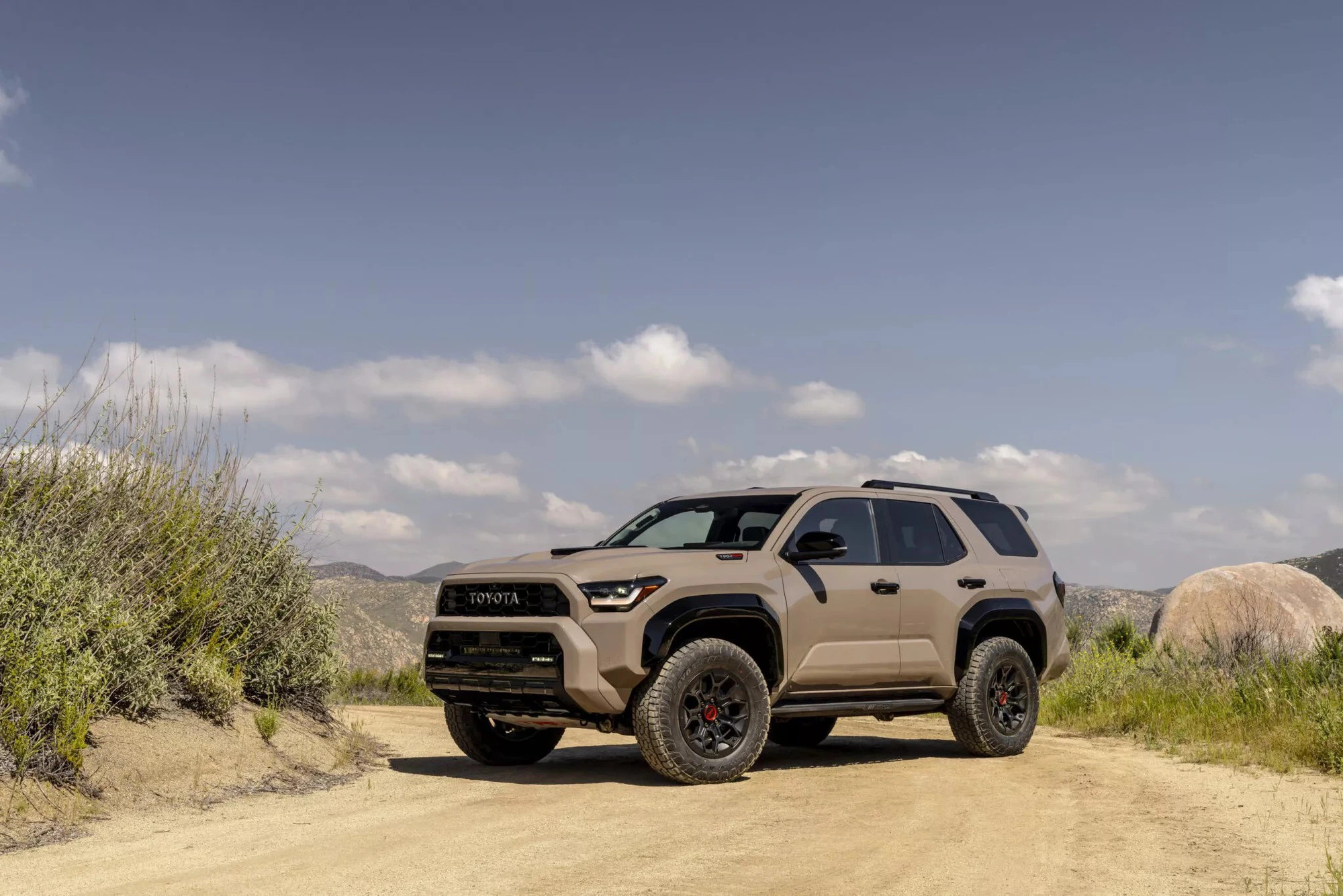toyota-4runner-ra-mat-tai-my-2.jpg