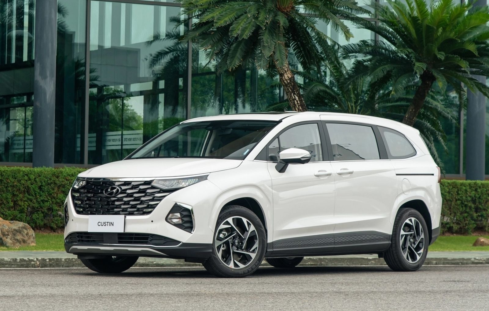 Hyundai Custin Do Den Bi Gam X Light F10 Pro 1