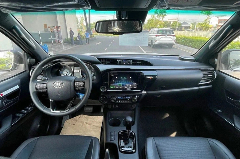 Toyota Hilux 2024 Tro Lai Viet Nam 3