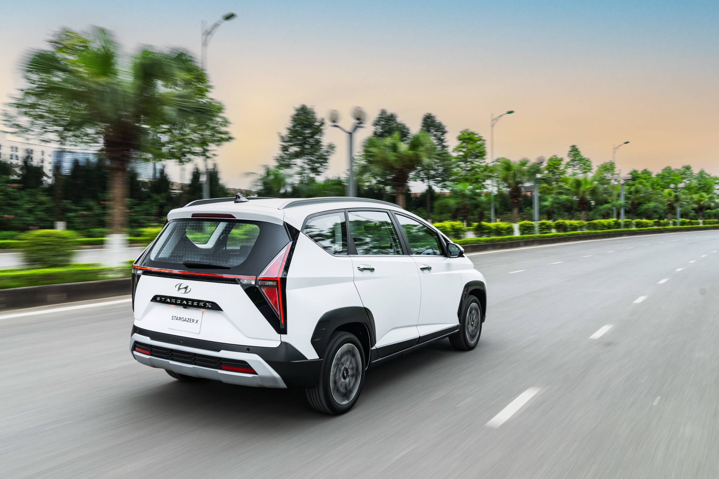 Hyundai Stargazer X 2