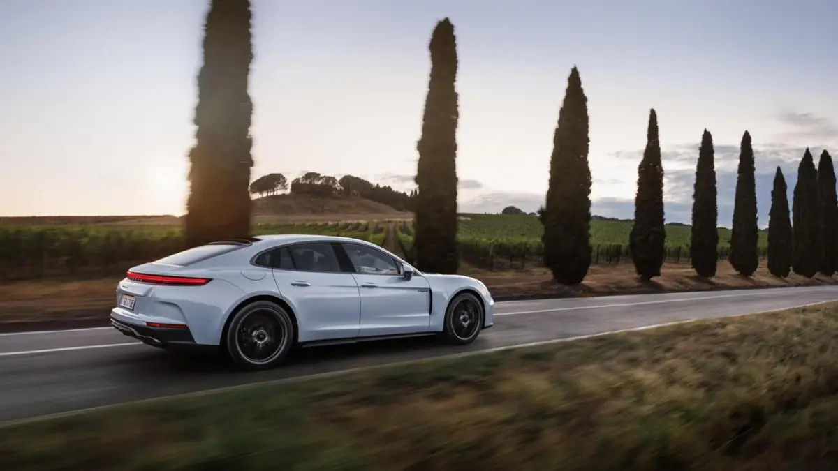 Porsche Panamera Danh Bai Tesla Model Plaid 2
