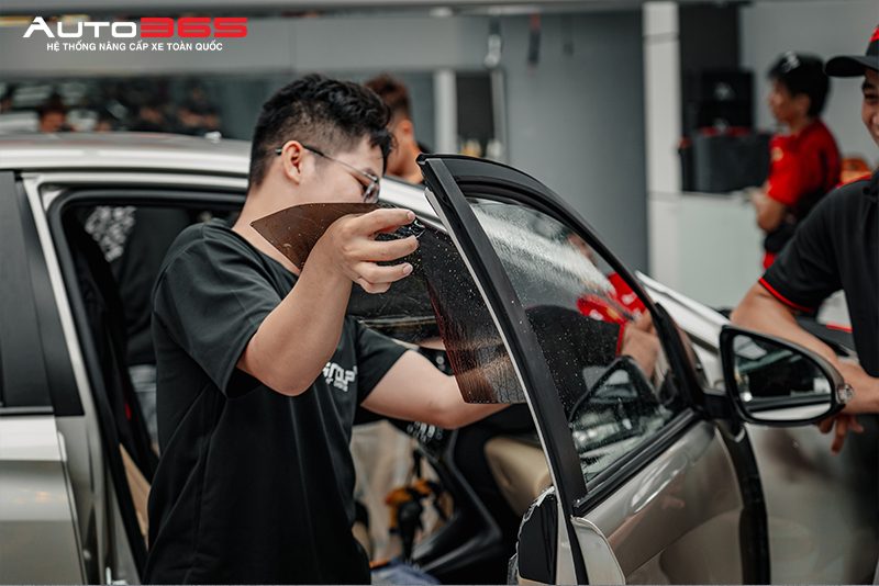 Quy Trinh Dan Phim Cach Nhiet O To Chuyen Nghiep Tai Auto365 12