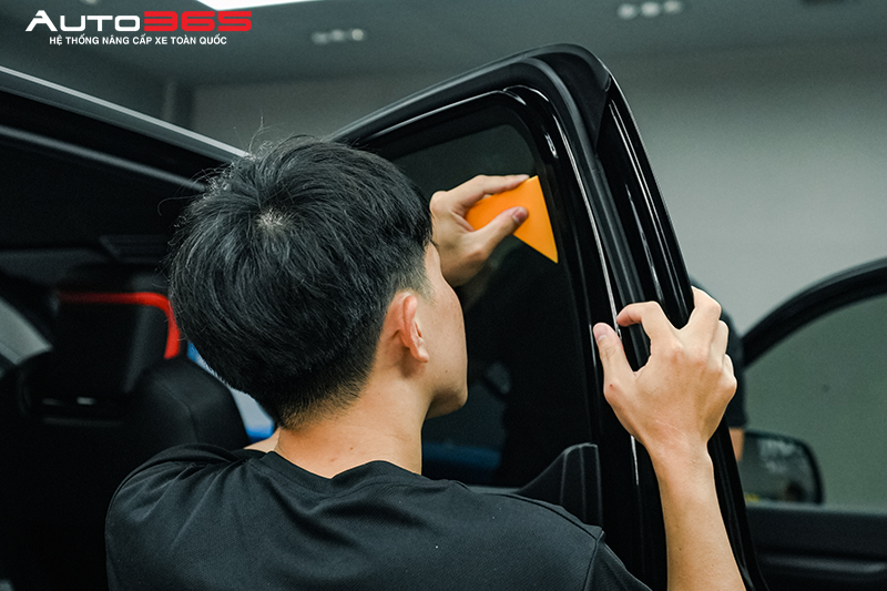 Quy Trinh Dan Phim Cach Nhiet O To Chuyen Nghiep Tai Auto365 5