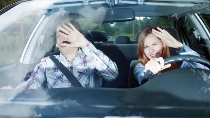 KHOẢNG CÁCH GIỮA HAI XE BAO NHIÊU MÉT KHÔNG ĐƯỢC BẬT ĐÈN PHA CHIẾU XA?