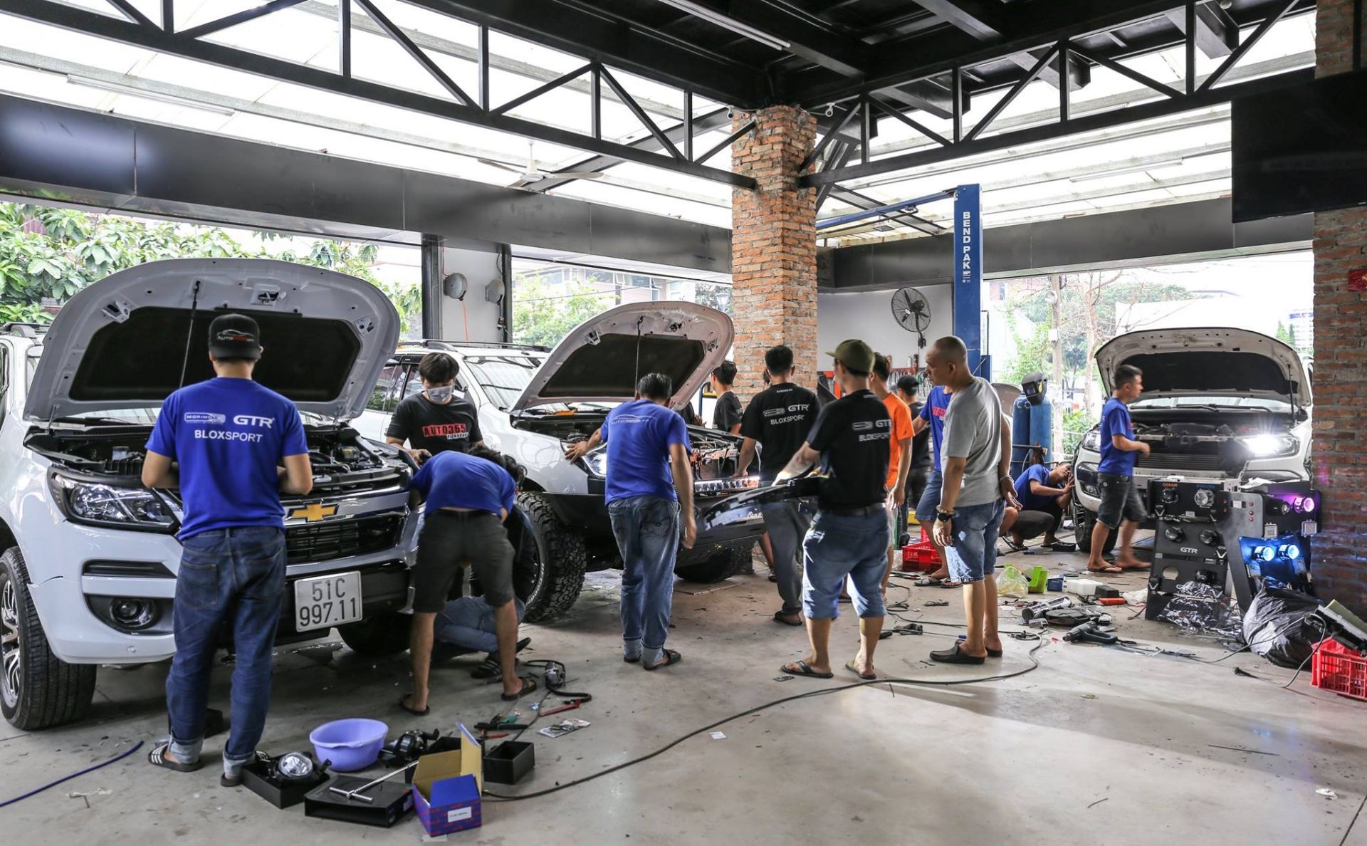 VỆ SINH KHOANG MÁY Ô TÔ ĐÚNG CÁCH