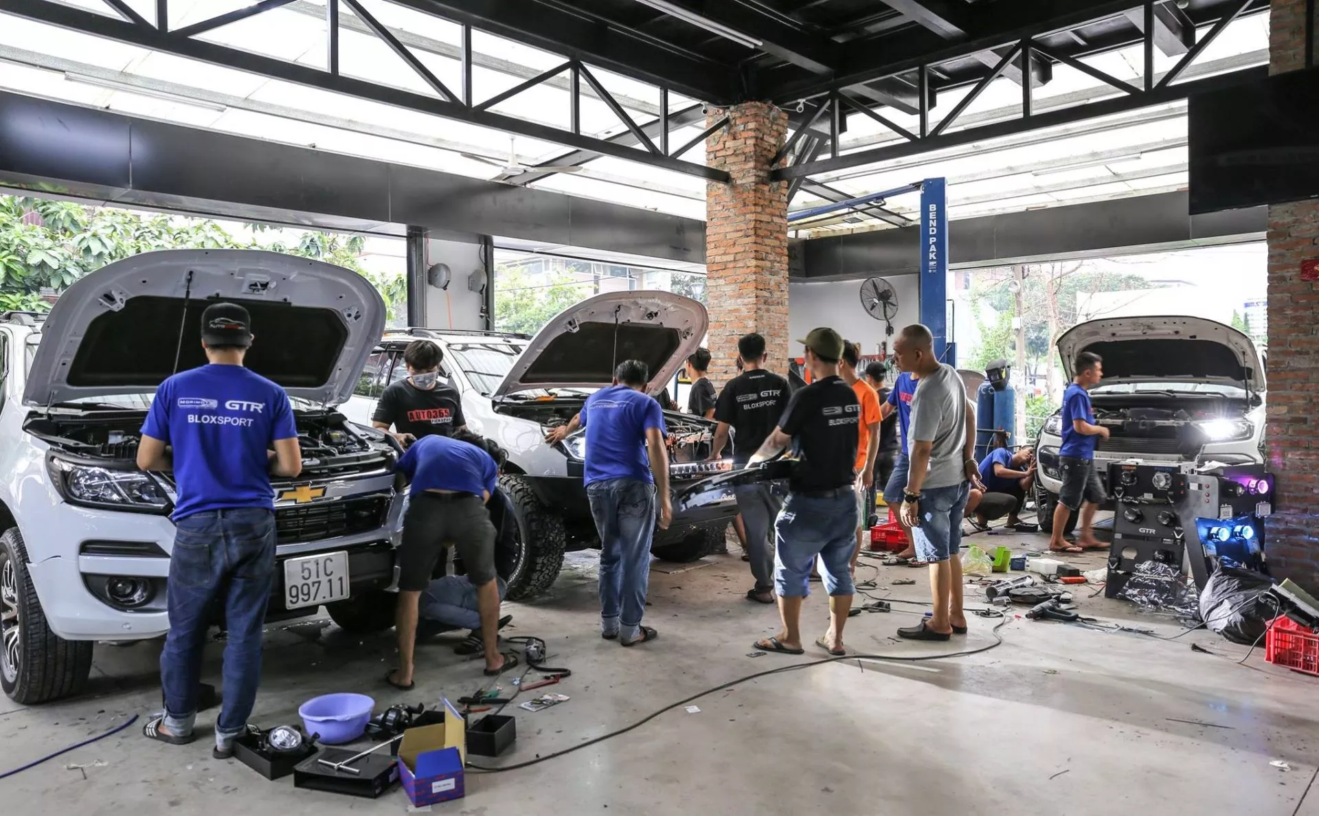 VỆ SINH KHOANG MÁY Ô TÔ ĐÚNG CÁCH
