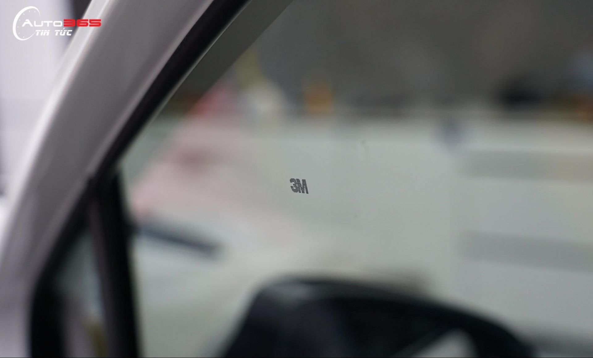 Logo 3M nhỏ ở kính lái ô tô